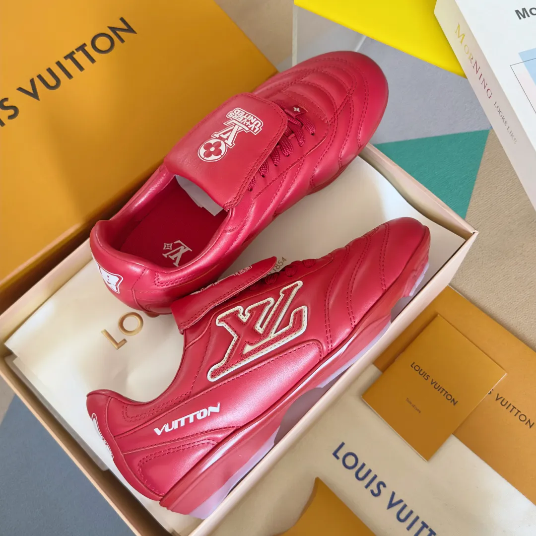 Top version: Couple model 640💰 LV Louis Vuitton L house Donkey brand latest Footprint series Couple model football sneakers casual running shoes original purchase development and production This Footprint Soccer sneaker was unveiled in the 2025 spring and summer series fashion show. It is the first sneaker designed by Pharrell Williams inspired by football shoes. The shoes are inspired by football, a sport that spans generations and cultures, echoing the 2025 spring and summer series fashion show's theme of unity and universal participation. The shoe is famous for its sleek design, with the dynamic IV Initials logo embellished on the side, the tongue embellished with the Lvers United badge inspired by the football team, and the foot pattern rubber sole decorated with multiple Louis Vuitton logos. Exquisitely packaged at the delivery counter🛍📦 ▪️Material: Original imported first-layer cowhide ▪️Lining: Original custom-made soft sheepskin lining ▪️Sole: Original open-molded two-color TPU combination sole ▪️Sole thickness: 3.5CM ▪️Size: Women’s 35-41 / Men’s 39-45